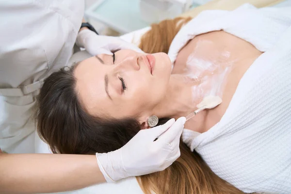 Woman Medical Cosmetology Center Makes Mask Decollete Area Improve Skin — Foto de Stock