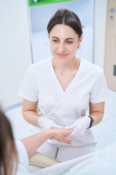 Усміхнений Лікар Робить Масаж Рук Медичному Центрі Косметології — стокове фото
