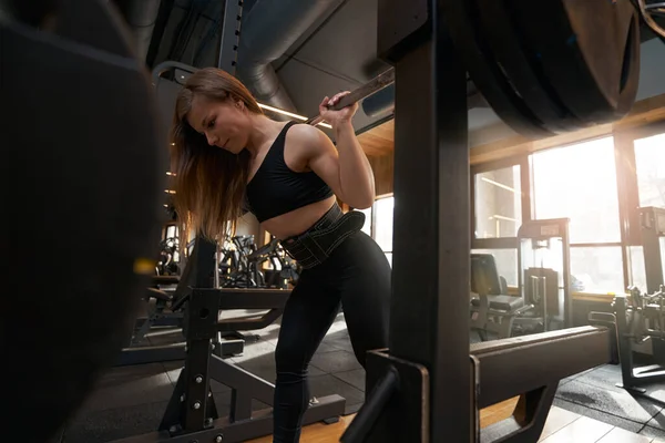 Culturista Femenina Fuerte Sosteniendo Pesadas Barras Sus Hombros Durante Entrenamiento — Foto de Stock