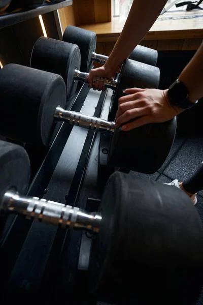 Cropped Photo Strong Sportsperson Picking Heavy Dumbbell Weight Storage Rack — Stock fotografie