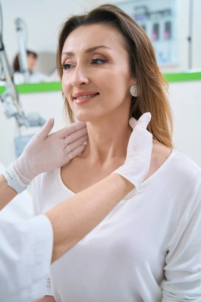 Female Dermatologist Gloves Examining Smiling Female Patient — Photo