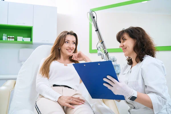 Дві Усміхнені Жінки Спілкуються Медико Косметологічному Центрі — стокове фото