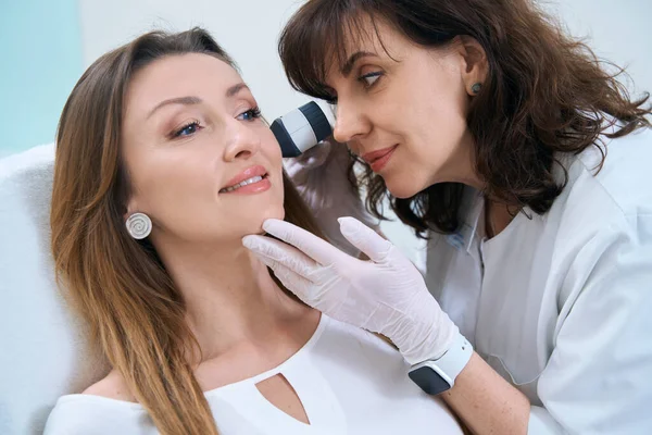 Médico Diagnostica Neoplasias Toupeiras Com Dermatoscópio Centro Médico Cosmetology — Fotografia de Stock