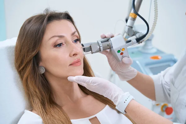 Mulher Adulta Clínica Sobre Procedimento Remoção Laser Neoplasias Face — Fotografia de Stock