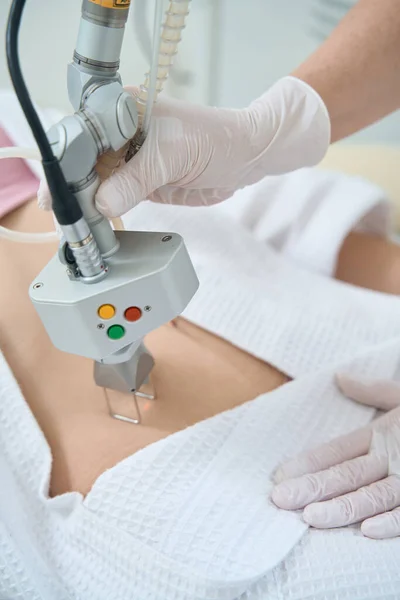 Procedimento Para Remoção Laser Neoplasias Pele Abdômen Uma Clínica Cosmetologia — Fotografia de Stock