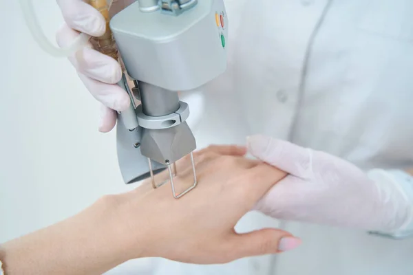 Cosmetologist Executa Procedimento Para Remover Neoplasias Com Laser Centro Médico — Fotografia de Stock