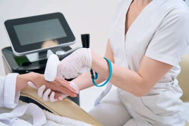 Fototerapi aparatıyla el derisi yenilenmesi.