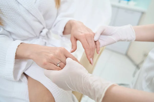 Doctor Handschoenen Onderzoekt Een Patiënt Hand Een Huidverjonging Procedure — Stockfoto