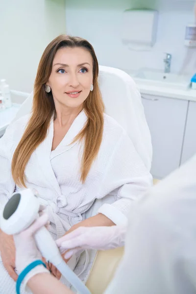 Cosmetologist Tells Patient Procedure Photorejuvenation Skin — Stock Photo, Image