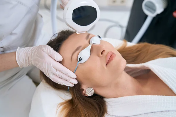 Female Patient Goggles Lies Skin Rejuvenation Procedure Phototherapy Forehead Skin — Fotografia de Stock