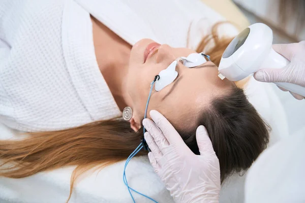 Cosmetologist Performing Forehead Photorejuvenation Procedure Medical Center — Stockfoto