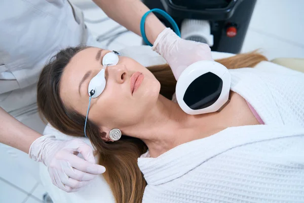 Mulher Óculos Proteção Reside Procedimento Rejuvenescimento Pele Fototerapia Para Pescoço — Fotografia de Stock