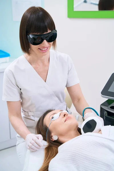 Female Patient Goggles Lies Skin Rejuvenation Procedure Phototherapy Neck Skin — Foto de Stock