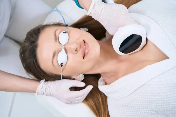 Top View Lady Protective Glasses Lies Skin Rejuvenation Procedure Phototherapy —  Fotos de Stock