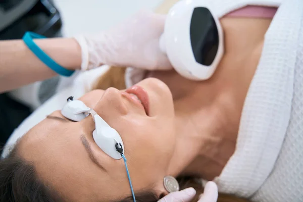 Woman Goggles Lies Skin Rejuvenation Procedure Phototherapy Decollete Skin Rejuvenation — Foto Stock