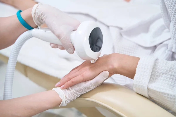 Doctor Heals Rejuvenates Skin Hands Using Phototherapy — Foto de Stock