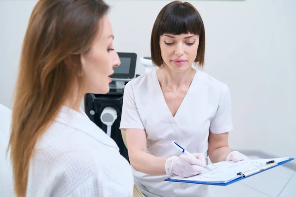 Woman Talking Doctor Medical Cosmetology Center — Stock fotografie