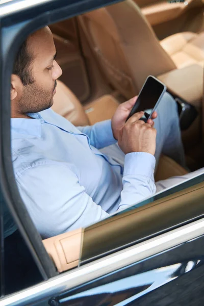Пассажир Сидящий Заднем Сиденье Такси Глядя Мобильный Телефон Руках — стоковое фото