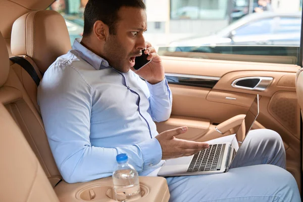 Shocked Young Man Seated Backseat Auto Staring His Computer Phone — Foto de Stock