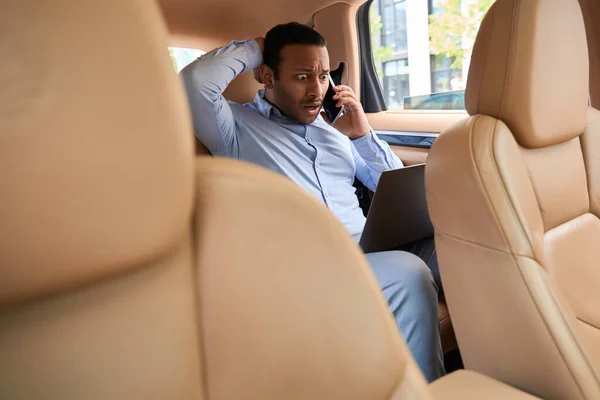 Businessperson Seated Backseat Taxicab Goggling His Computer Display Phone Call — Foto de Stock