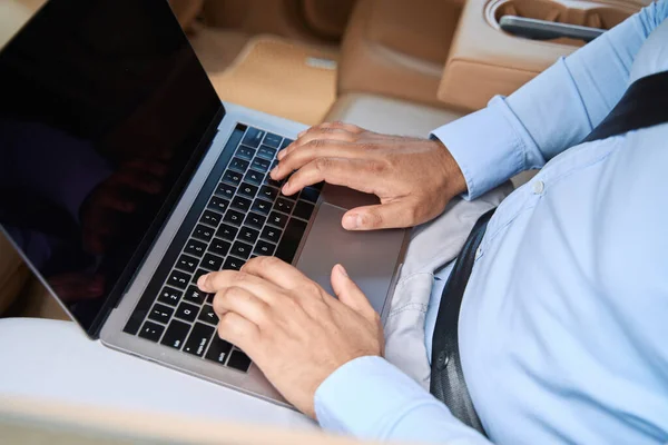 Cropped Photo Male Entrepreneur Seated Auto Typing His Laptop — Stockfoto