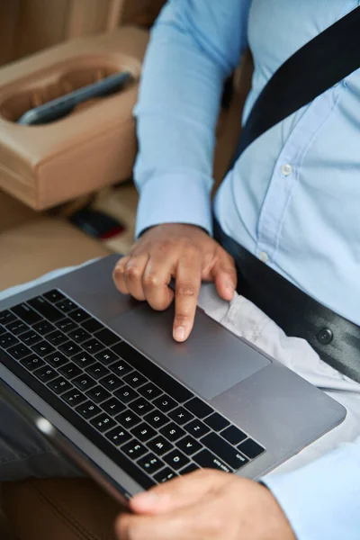 Cropped Photo Male Passenger Using His Portable Computer Car Travel — Stockfoto