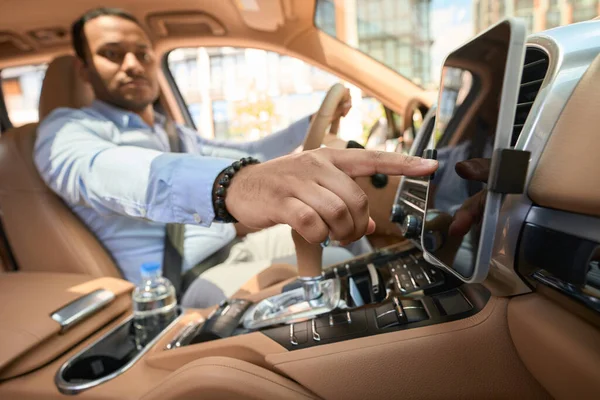 Male Seated Steering Wheel Touching His Smartphone Mounted Dashboard Phone — Foto de Stock