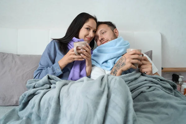 Cute Couple Slight Malaise Luxuriates Bed Scarves Cup Tea — Stockfoto