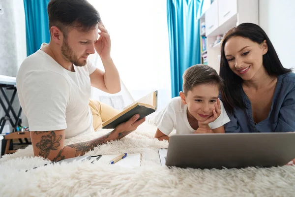 Family Completely Absorbed Joint Decision Teenager Son Homework — стоковое фото