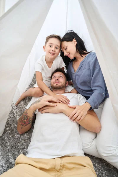 Šťastné Rodinné Objetí Otce Matky Syna Kouzelné Chýši Užívají Společnost — Stock fotografie