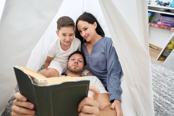 Dad Mom Son Comfortably Settled Pillows Father Reading Mother Boy — Foto Stock