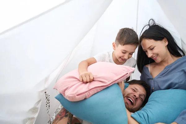 Young Family Started Fun Morning Pillow Fight Toy Hut — Foto Stock