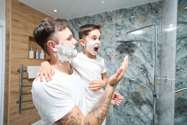 Fun Shave Dad Son Home Sunday Boy Delighted Has Funny — стоковое фото