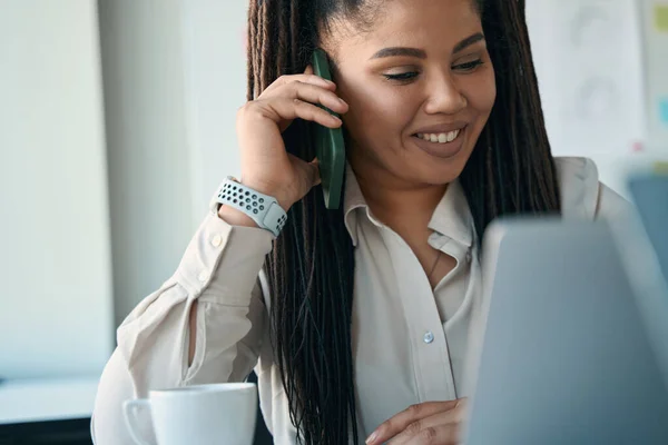 Joyful Businesswoman Looking Laptop Screen Phone Conversation Company Office — Fotografia de Stock