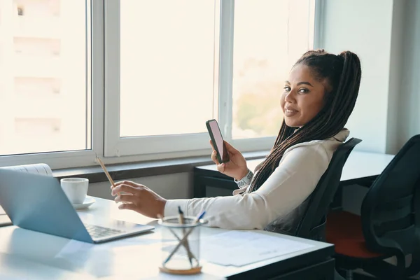 Profissional Design Sorridente Com Smartphone Mão Sentado Mesa Escritório — Fotografia de Stock