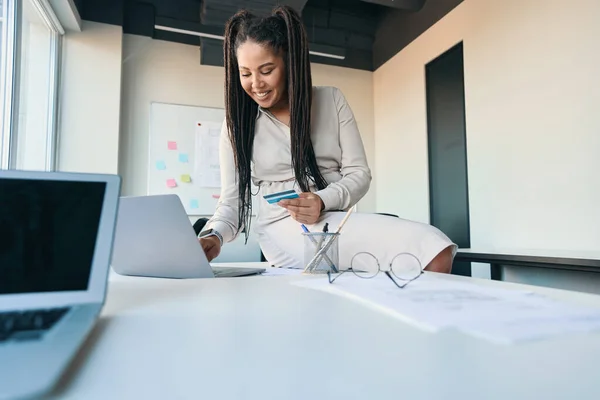 Smiling Pleased Enterprise Worker Credit Card Sitting Office Desk Typing — Stock fotografie