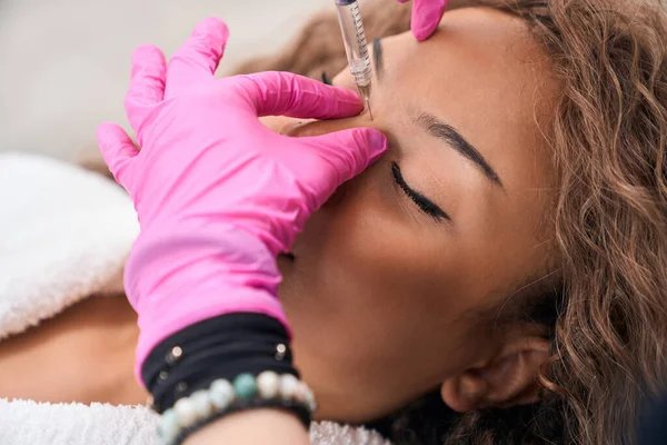 Female Receives Botulinum Toxin Injections Cosmetology Clinic Specialist Performs Manipulation — Stockfoto