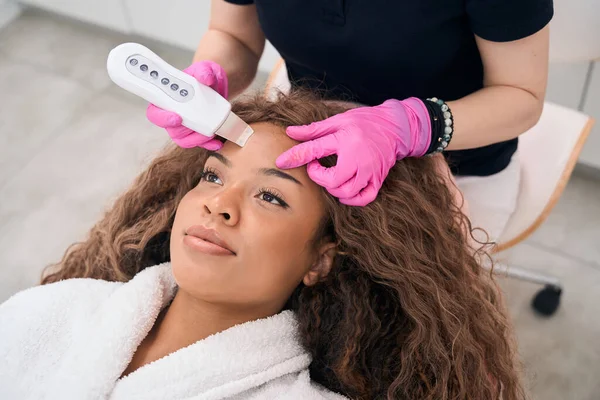 Woman Procedure Cosmetology Clinic Dermatologist Using Ultrasound Machinen Procedure Hardware — Stock Fotó