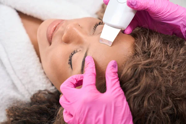 Patient Undergoes Procedure Hardware Facial Skin Rejuvenation Cosmetology Clinic Doctor — Foto Stock