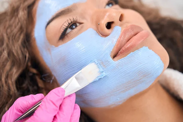 Kozmetik Kliniğinde Yüz Temizleme Ameliyatı Olan Bir Kadın Için Prosedür — Stok fotoğraf