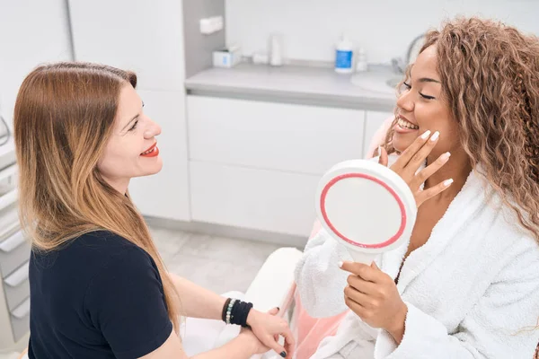 Smiling Female Patient Communicates Friendly Experienced Beautician Aesthetic Medicine Salon — Photo
