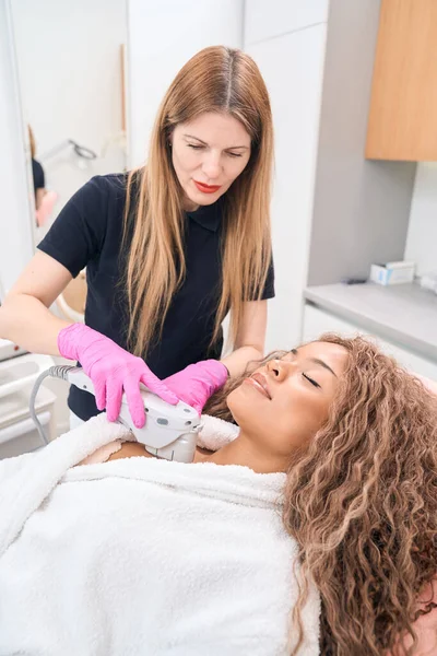 Female Cosmetologist Cosmetology Salon Performs Smas Lifting Procedure Decollete Area — Stockfoto