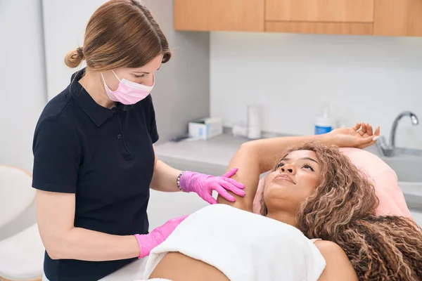 Dermatologist Doctor Consulting Young Woman Problem Hyperhidrosis Modern Clinic Aesthetic — Stockfoto