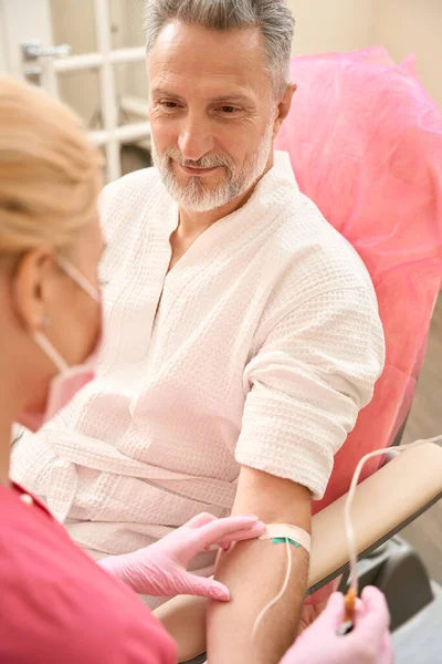 Happy Middle Aged Man Having Intravenous Procedure Beauty Clinic — Stockfoto