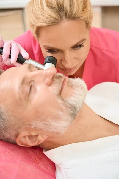 Close Beautiful Female Dermatologist Conducts Examination Using Dermatoscope — ストック写真