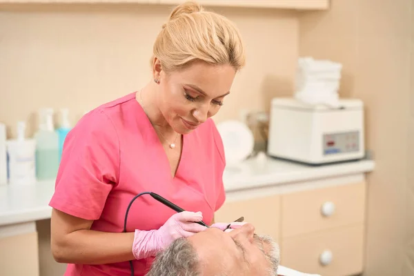 Smiling Woman Dermatologist Surgeon Removes Neoplasm Using Radio Wave Scalpel — Stock fotografie