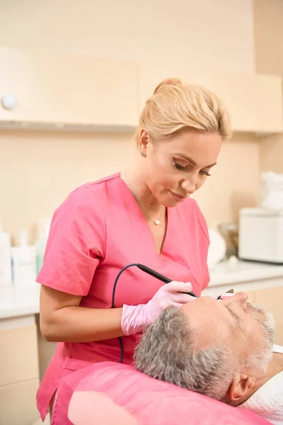 Woman Dermatologist Removes Neoplasm Man Using Radio Wave Scalpel — Stock Photo, Image