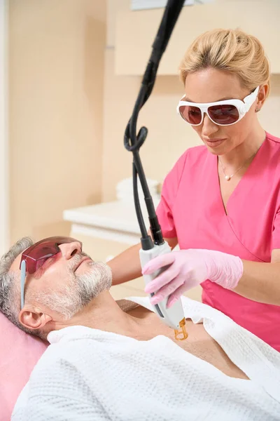 Dermatologist Glasses Performs Laser Hair Removal Man Chest Medical Clinic — Foto de Stock