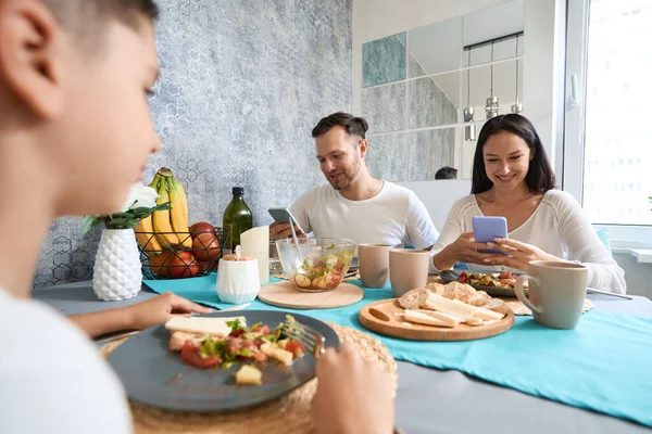 Illusory Life Smartphone Crowding Out Family Values Family Meal Scattered — Stockfoto