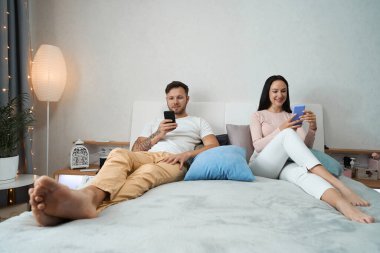 Genç ve tatlı çift rahat rahat rahat rahat rahat rahat rahat rahat rahat rahat rahat rahat rahat rahat rahat rahat rahat rahat rahat rahat rahat rahat bir yatağa yerleşir..